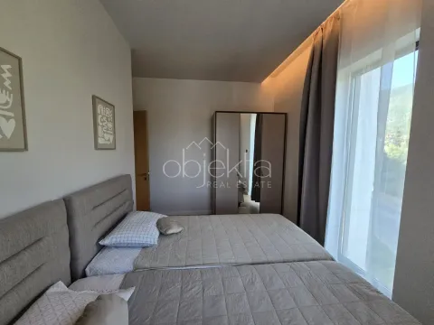Spavaća soba sa bračnim krevetom, plakarom i velikim prozorom. - image 11