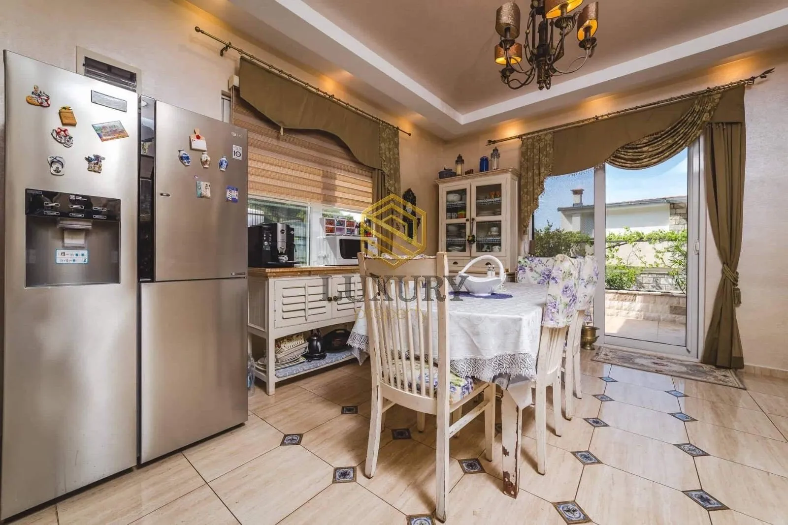 Izdavanje, kuća, 230m², Bečići, Budva