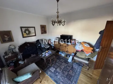 Dnevna soba sa nameštajem i televizorom. - image 2