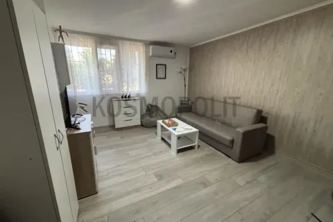 Dnevna soba sa kaučem, stočićem i TV komodom. - image 2
