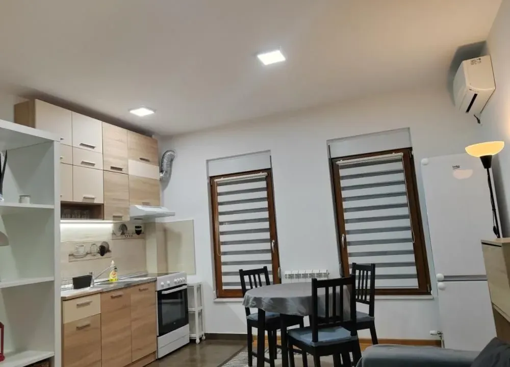 Izdavanje, dvosoban stan, 42m², Kluz, Zvezdara Sve Podlokacije