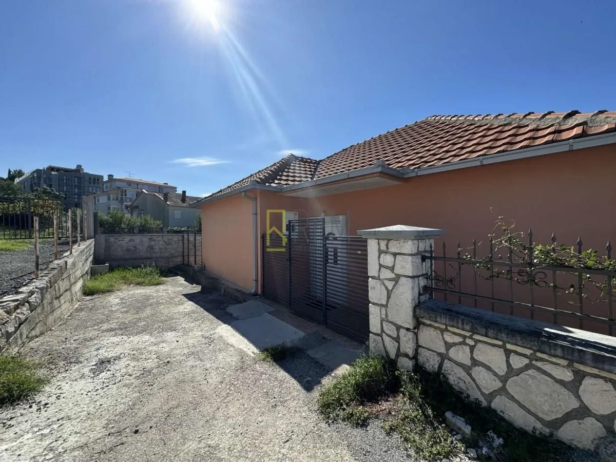 Izdavanje, kuća, 100m², Centar, Podgorica