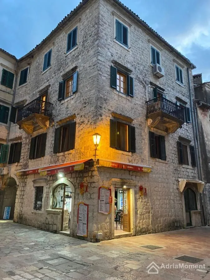 Prodaja, trosoban stan, 81m², Grad, Kotor