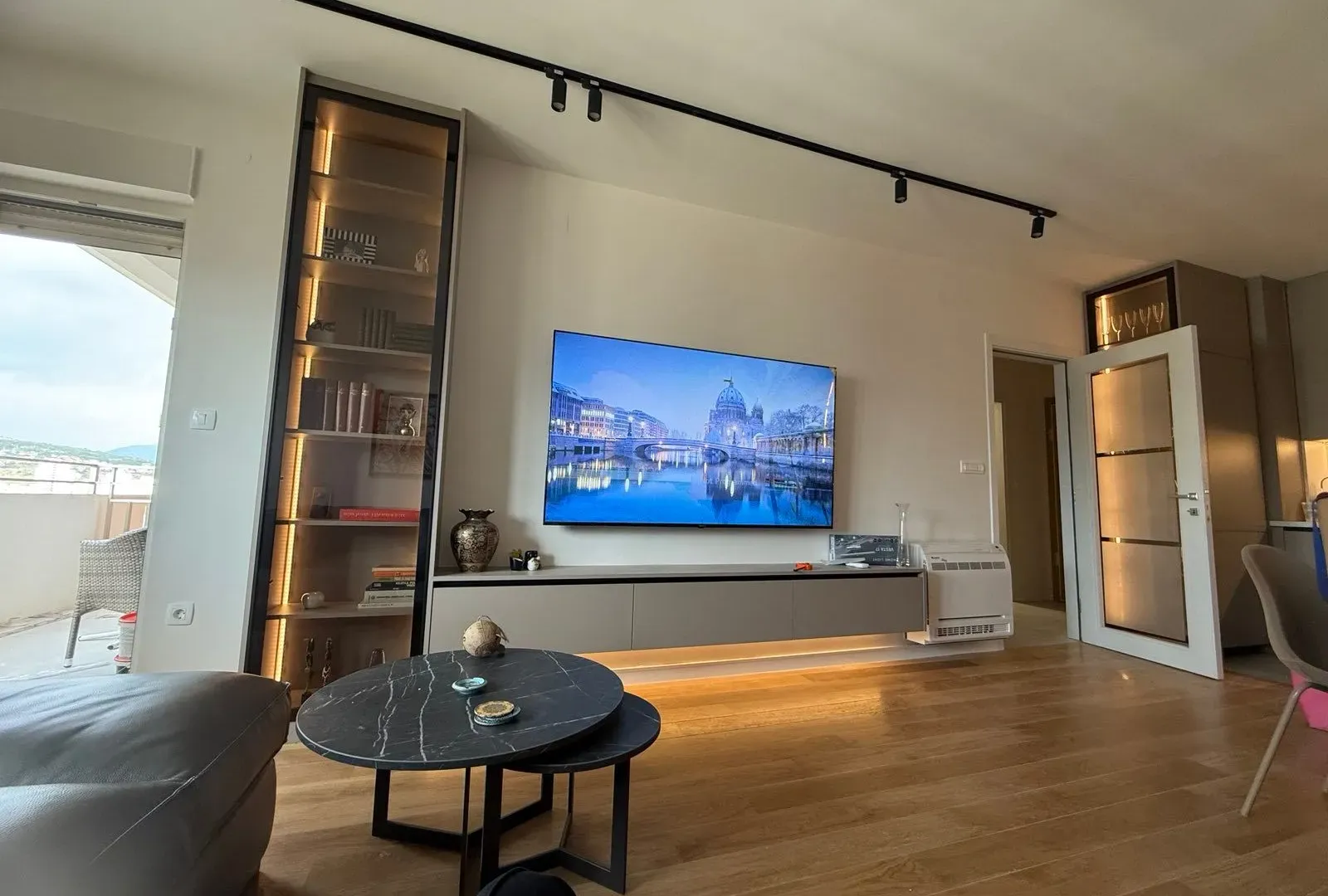 Izdavanje, dvosoban stan, 74m², Central Point, Podgorica