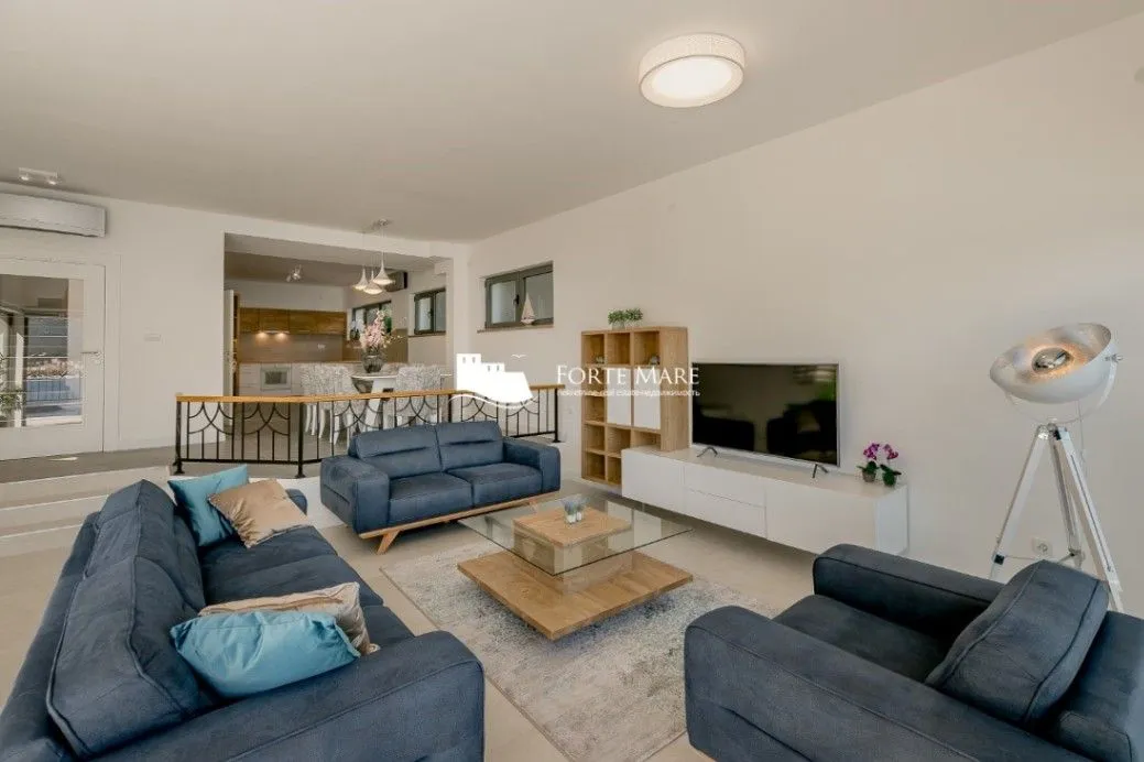 Prodaja, kuća, 236m², Njivice, Herceg Novi