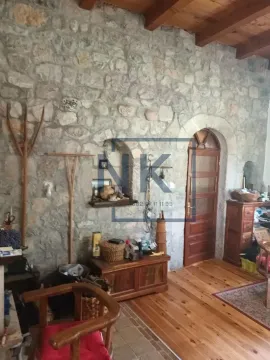 Dnevna soba sa kamenim zidom, drvenim gredama i tradicionalnim detaljima. - image 14