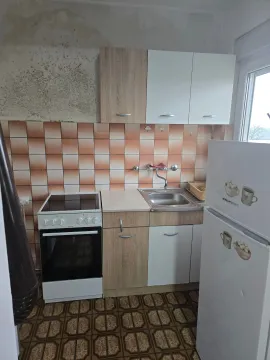 Manja kuhinja sa elementima, šporetom, sudoperom i frižiderom. - image 14
