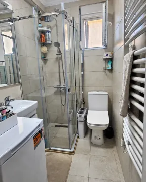 Kompaktno kupatilo sa tuš kabinom, umivaonikom i wc šoljom. - image 8