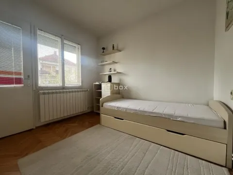 Manja spavaća soba sa krevetom, radnim stolom i prozorom. - image 5