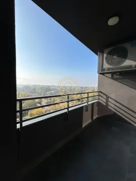 Natkriveni balkon sa metalnom ogradom i pogledom na okolinu. - image 7