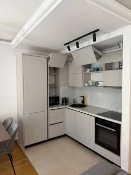 Moderna kuhinja sa svijetlim elementima i ugradnim aparatima. - image 2