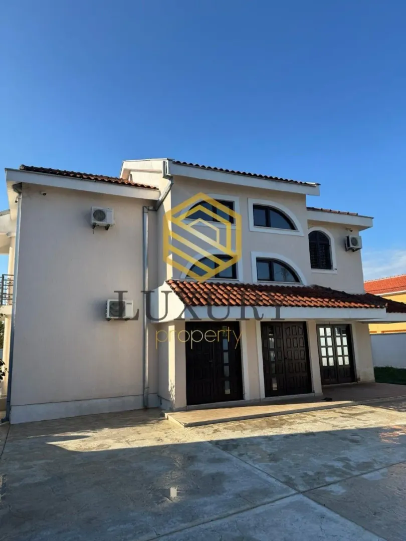 Prodaja, kuća, 340m², Tološi, Podgorica