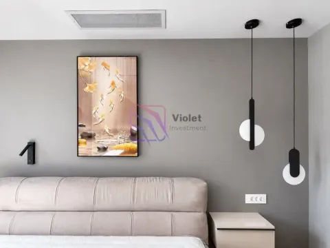 Detalj spavaće sobe sa krevetom, noćnim stočićem i zidnom dekoracijom. - image 6
