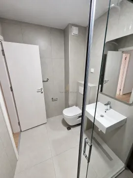 Moderno opremljeno kupatilo sa tuš kabinom, umivaonikom i WC šoljom. - image 16