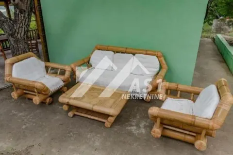 Baštenska garnitura od bambusa sa stočićem i jastucima ispred kuće. - image 6