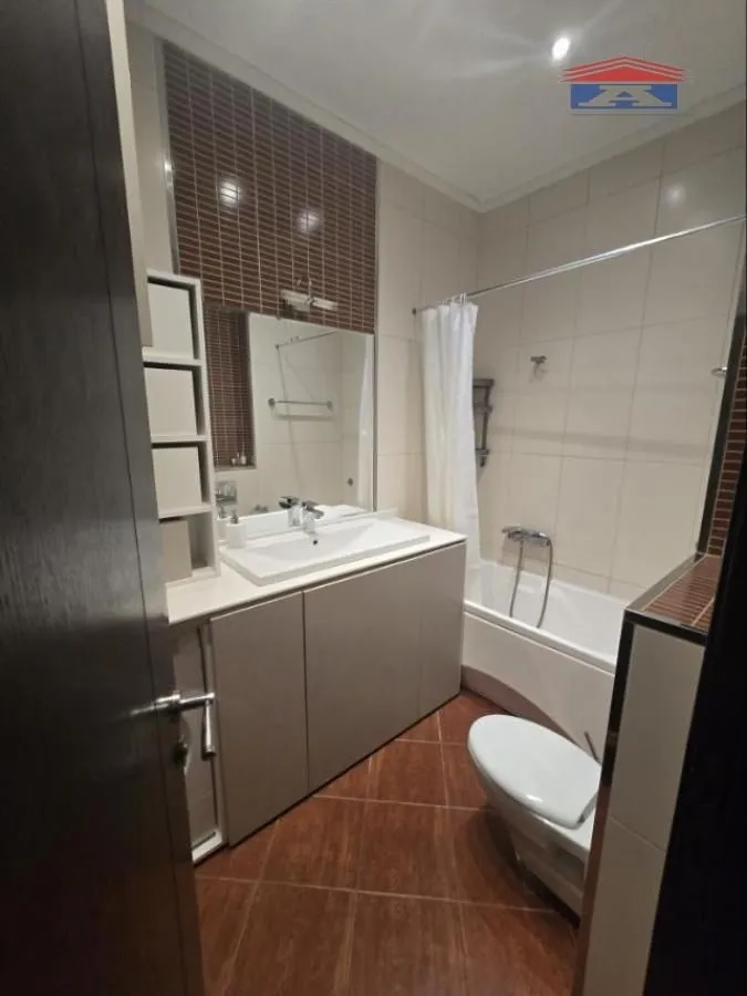 Potpuno opremljeno kupatilo sa kadom, umivaonikom i wc šoljom.