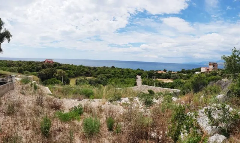Pogled na more i okolno zelenilo iz prizemlja nekretnine.