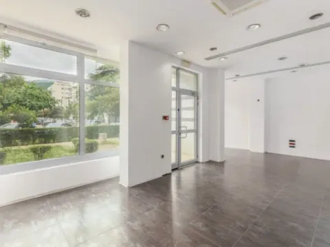 Izdavanje, poslovni prostor, 79m², Centar, Bar - image 2