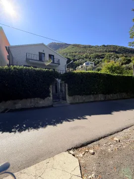 Eksterijer kuće sa dvorištem i ogradom. - image 6