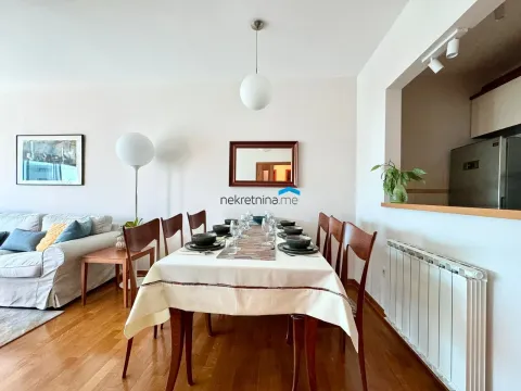 Svijetla trpezarija sa stolom i stolicama u sklopu dnevnog boravka. - image 4