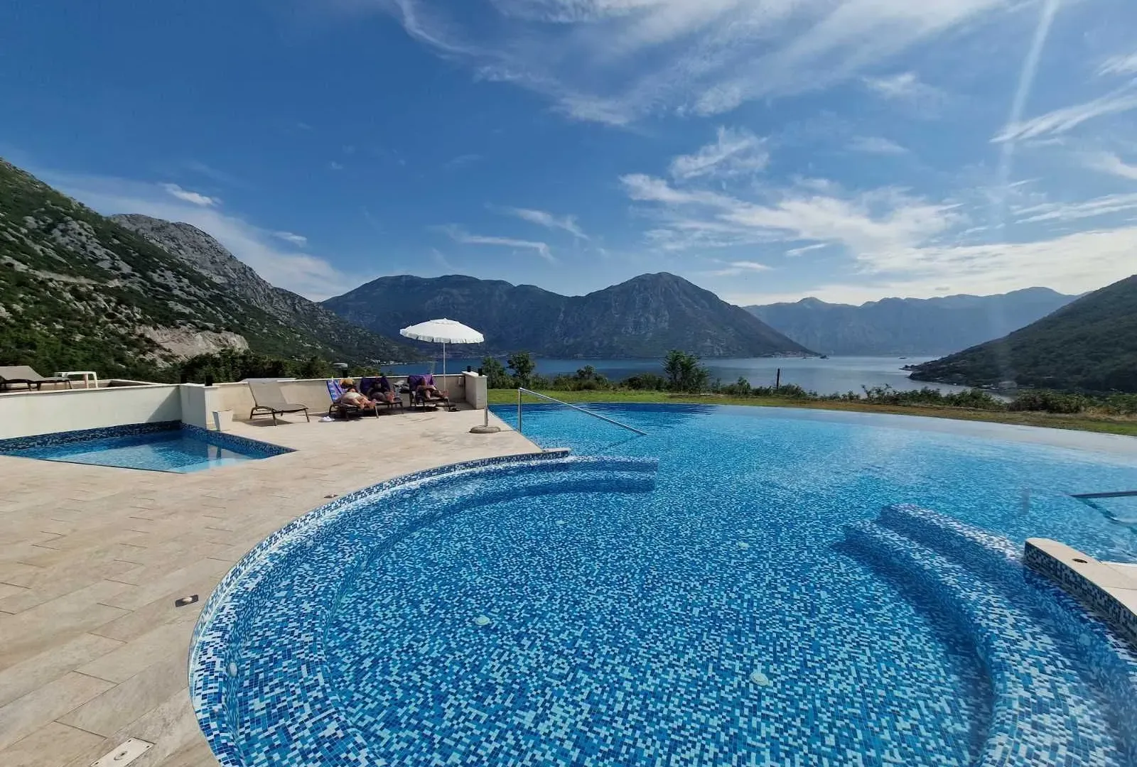 Prodaja, dvosoban stan, 84m², Morinj, Kotor