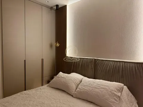 Moderna spavaća soba sa bračnim krevetom i ugradnim plakarom. - image 10