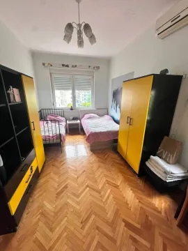 Dječija soba sa dva kreveta i plakarima. - image 4