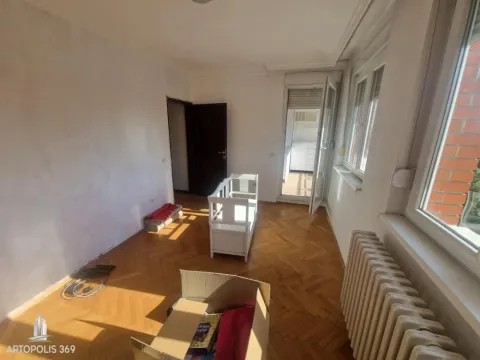 Prazna soba sa parketom i izlazom na terasu. - image 6
