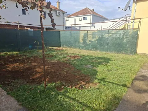 Yard of the house with a lawn. - image 3