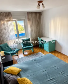 Nameštena spavaća soba sa bračnim krevetom, foteljama i radnim stolom. - image 10