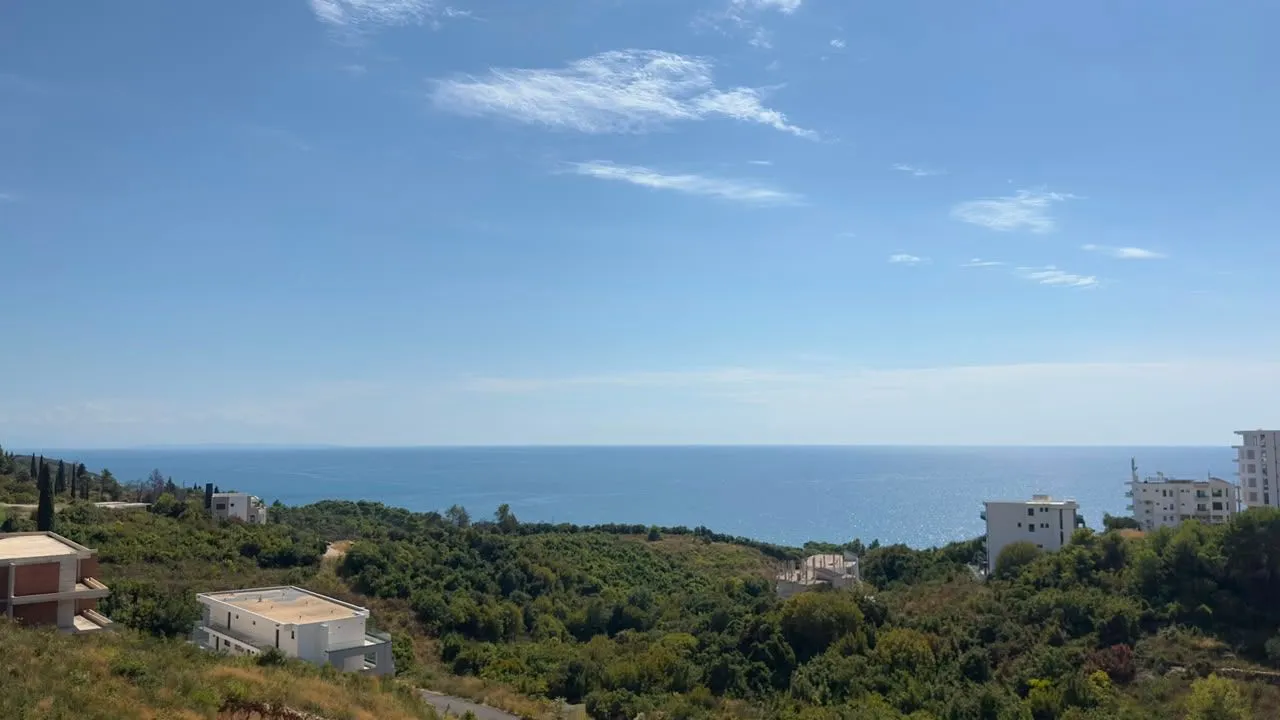 Pogled na more i okolno zelenilo sa terase.
