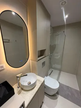 Moderne kupatilo sa tuš kabinom, umivaonikom i ugradnim toaletom. - image 8