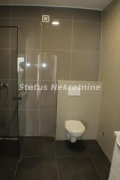 Moderno kupatilo sa tuš kabinom i ugradnom wc šoljom. - image 8