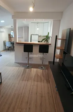 Dnevna soba sa šankom i pogledom na kuhinju. - image 3