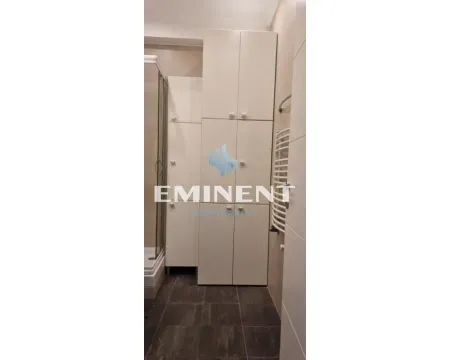 Kupatilo sa tuš kabinom i ugradnim ormarićem. - image 4