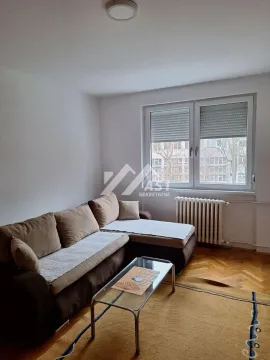 Dnevna soba sa ugaonom garniturom, stočićem i prozorom. - image 9
