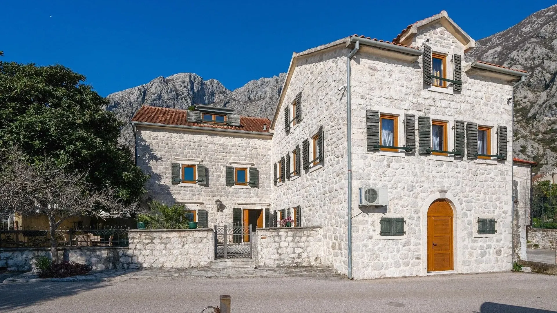 Sale, house, 500m², Orahovac, Kotor