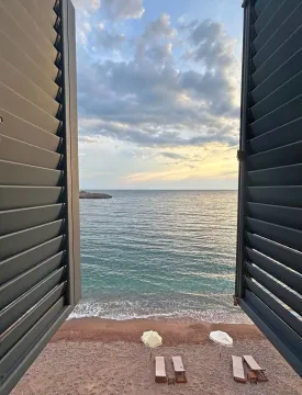 Pogled na more i plažu kroz otvorene prozore sa roletnama. - image 16