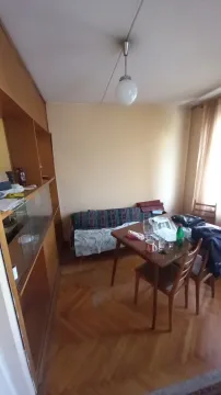 Dnevna soba sa trpezarijskim stolom i drvenim namještajem. - image 13