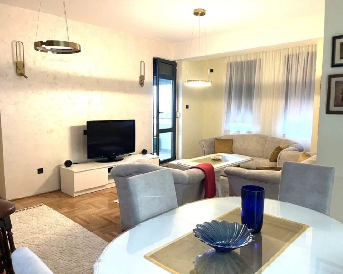 Izdavanje, dvosoban stan, 65m², Centar, Podgorica