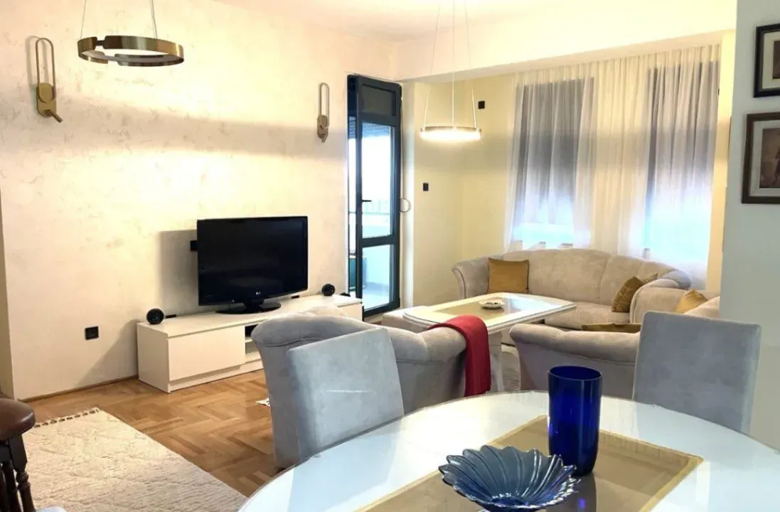 Izdavanje, dvosoban stan, 65m², Centar, Podgorica