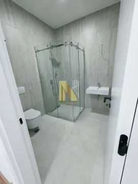 Moderno kupatilo sa tuš kabinom, umivaonikom i toalet šoljom. - image 11