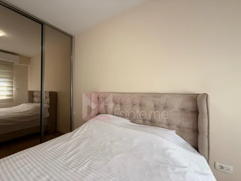 Tidy bedroom with a double bed and a large mirrored wardrobe. - image 8