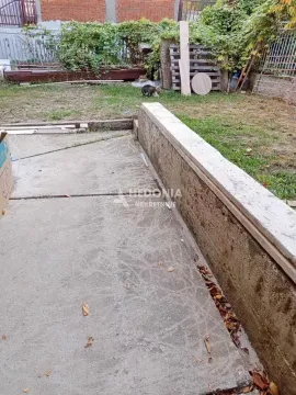 Pogled na dvorište i travnjak ispred objekta. - image 2