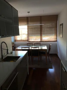 Kuhinja sa trpezarijskim stolom i stolicama pored prozora sa roletnama. - image 13