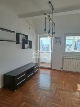 Dnevna soba sa drvenim parketom, TV komodom i izlazom na terasu. - image 11