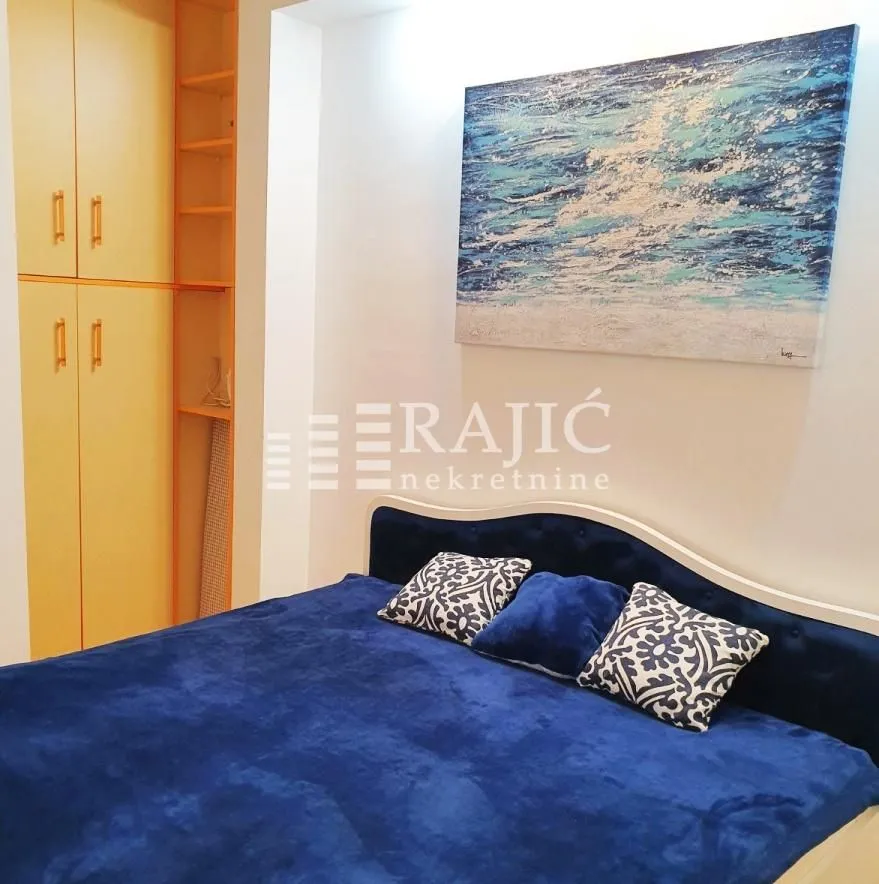 Furnished bedroom with a double bed and built-in closet.