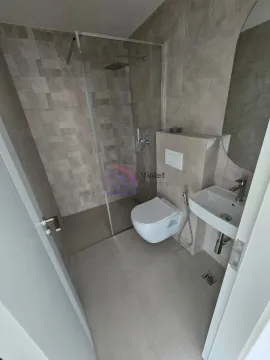 Moderne kupatilo sa tuš kabinom, umivaonikom i toaletom u bež pločicama. - image 8