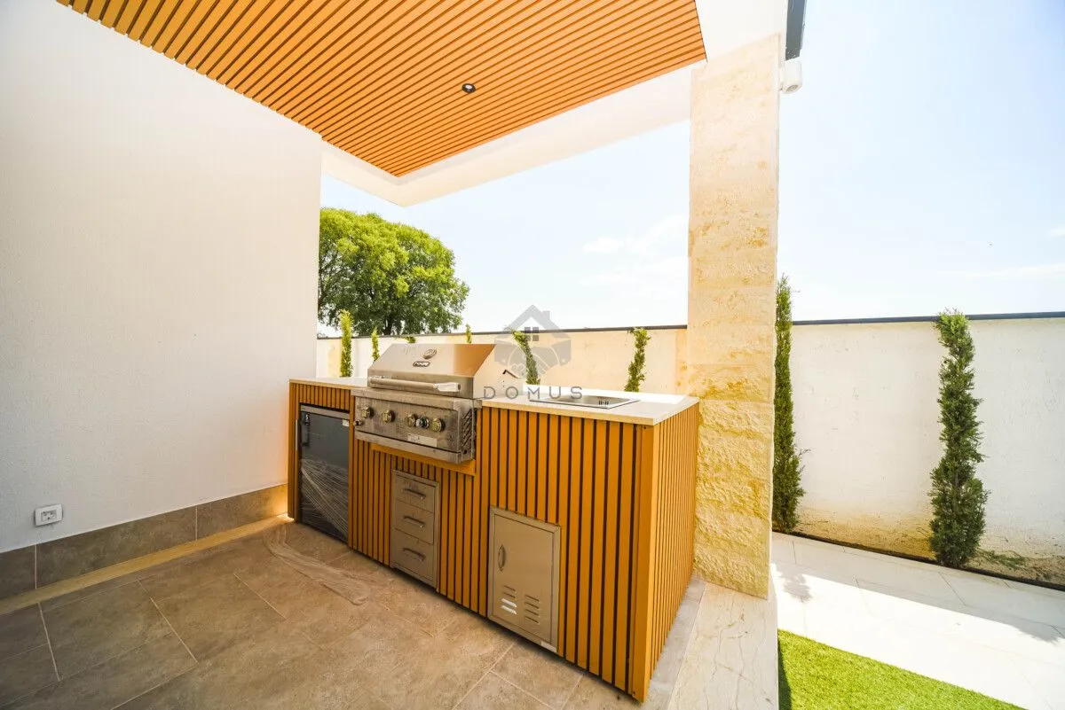 Izdavanje, kuća, 350m², Tuzi, Podgorica