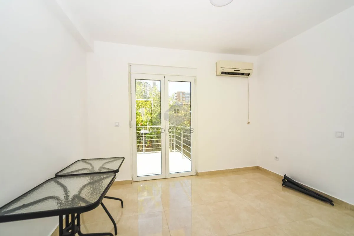 Empty room with glass tables and access to the terrace.